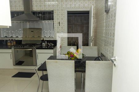 Casa à venda com 250m², 2 quartos e 2 vagasCozinha