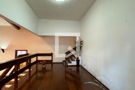 Sala de TV de casa de condomínio para alugar com 2 quartos, 300m² em Residencial Morada dos Pássaros-aldeia da Serra, Barueri