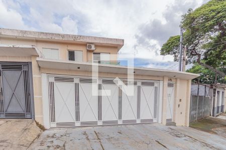 Casa à venda com 230m², 3 quartos e 3 vagas Casa à venda com 230m², 3 quartos e 3 vagasFachada