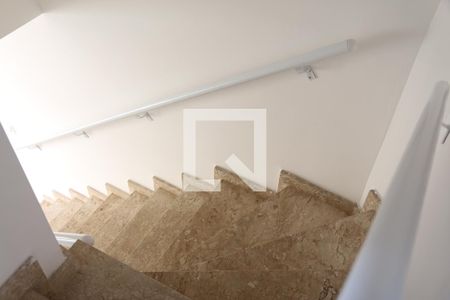 Escada de casa de condomínio para alugar com 2 quartos, 70m² em Vila Alpina, São Paulo
