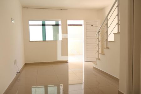 Sala de casa de condomínio para alugar com 2 quartos, 70m² em Vila Alpina, São Paulo