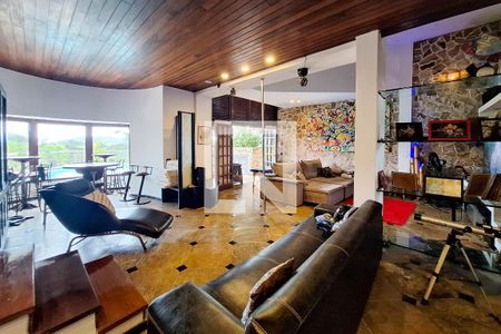 Sala 1 de casa de condomínio à venda com 4 quartos, 435m² em Itaipu, Niterói