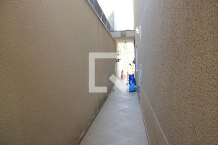 Corredor do quintal de casa à venda com 3 quartos, 132m² em Parque Renato Maia, Guarulhos