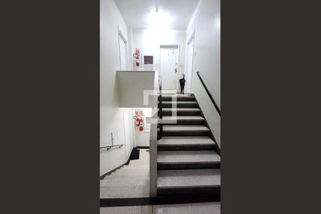 Apartamento para alugar com 85m², 2 quartos e 1 vaga Apartamento para alugar com 85m², 2 quartos e 1 vagaEscada