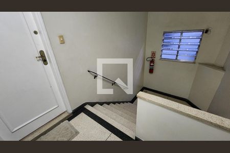 Apartamento para alugar com 85m², 2 quartos e 1 vaga Apartamento para alugar com 85m², 2 quartos e 1 vagaEscada