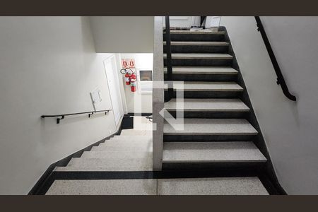 Apartamento para alugar com 85m², 2 quartos e 1 vaga Apartamento para alugar com 85m², 2 quartos e 1 vagaEscada