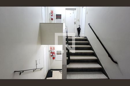 Apartamento para alugar com 85m², 2 quartos e 1 vaga Apartamento para alugar com 85m², 2 quartos e 1 vagaEscada