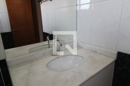 Banheiro de apartamento para alugar com 2 quartos, 56m² em Vila Erna, São Paulo