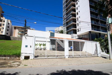 Casa para alugar com 560m², 3 quartos e 10 vagasFachada