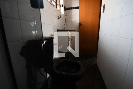 Casa à venda com 2520m², 6 quartos e 10 vagasBanheiro do salão de festa