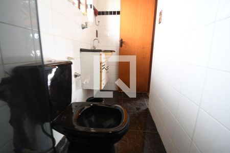 Casa à venda com 2520m², 6 quartos e 10 vagasBanheiro do salão de festa