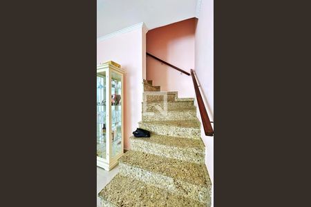 Escada de casa à venda com 3 quartos, 125m² em Jardim Vila Galvão, Guarulhos