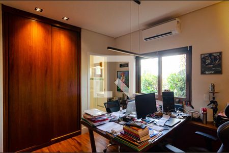 Casa de condomínio à venda com 271m², 4 quartos e 3 vagasEscritório