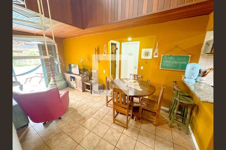 Sala de casa para alugar com 3 quartos, 140m² em São João do Rio Vermelho, Florianópolis