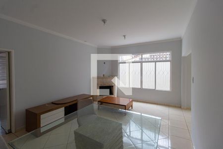 Casa para alugar com 200m², 4 quartos e 4 vagasSala