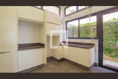 Casa de condomínio à venda com 580m², 3 quartos e 4 vagasLavanderia