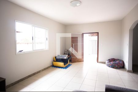 Sala de casa para alugar com 3 quartos, 360m² em Planalto, Belo Horizonte