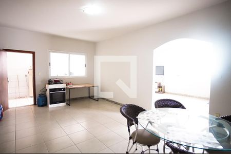 Sala 2 de casa para alugar com 3 quartos, 360m² em Planalto, Belo Horizonte