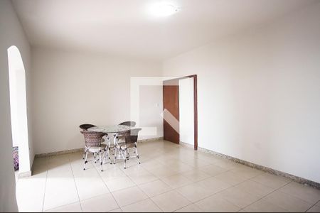 Sala 2 de casa para alugar com 3 quartos, 360m² em Planalto, Belo Horizonte