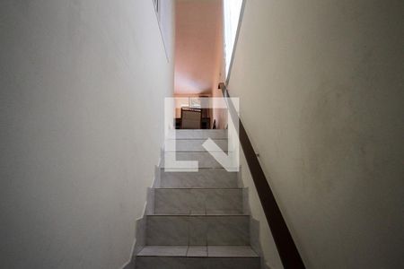 Casa à venda com 230m², 3 quartos e 2 vagasEscada de entrada