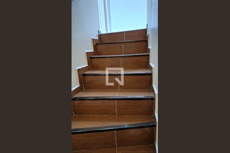 Casa de condomínio à venda com 63m², 2 quartos e 1 vaga Casa de condomínio à venda com 63m², 2 quartos e 1 vagaEscada