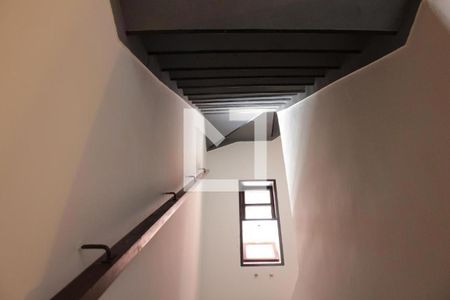 Escada com corrimão de casa à venda com 3 quartos, 90m² em Sumarezinho, São Paulo
