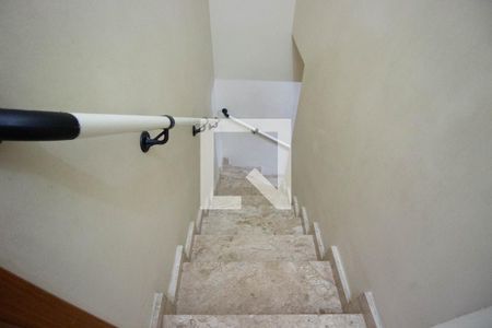 Casa para alugar com 110m², 2 quartos e 1 vaga Casa para alugar com 110m², 2 quartos e 1 vagaEscada