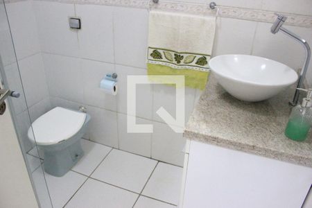 Casa à venda com 200m², 2 quartos e 2 vagasBanheiro 