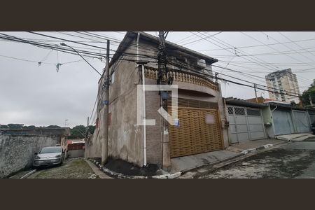 Casa à venda com 223m², 4 quartos e 3 vagasFachada do imóvel com placa QuintoAndar