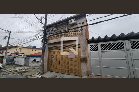 Casa à venda com 223m², 4 quartos e 3 vagasFachada do imóvel com placa QuintoAndar