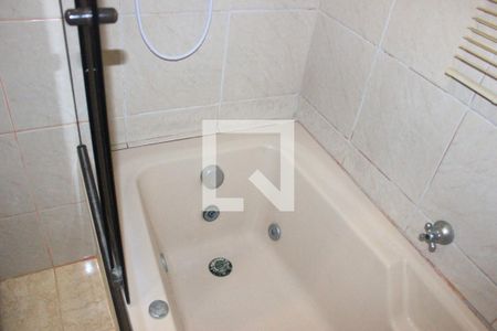 Casa à venda com 223m², 4 quartos e 3 vagasBanheiro 1