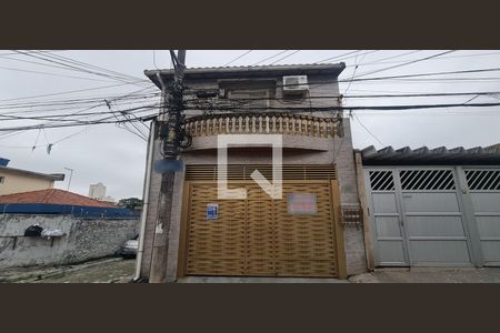 Casa à venda com 223m², 4 quartos e 3 vagasFachada do imóvel com placa QuintoAndar