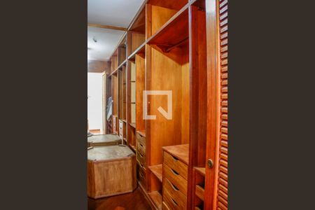 Apartamento à venda com 560m², 6 quartos e 7 vagas Apartamento à venda com 560m², 6 quartos e 7 vagasCloset Quarto 5 suíte