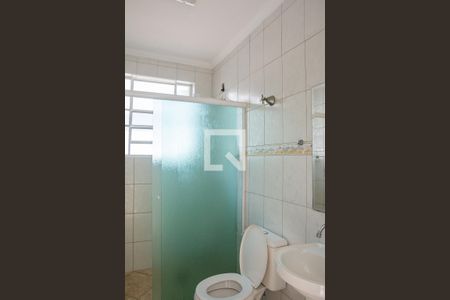 Casa à venda com 353m², 5 quartos e 6 vagasBanheiro de serviço