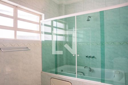 Casa à venda com 353m², 5 quartos e 6 vagasBanheiro da Suíte