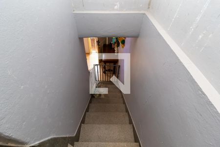 Casa à venda com 183m², 2 quartos e 2 vagasEscada