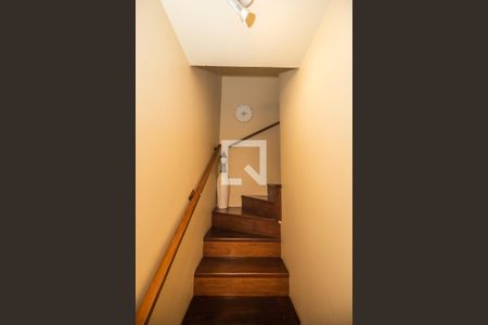 Casa à venda com 100m², 3 quartos e 1 vaga Casa à venda com 100m², 3 quartos e 1 vagaEscada