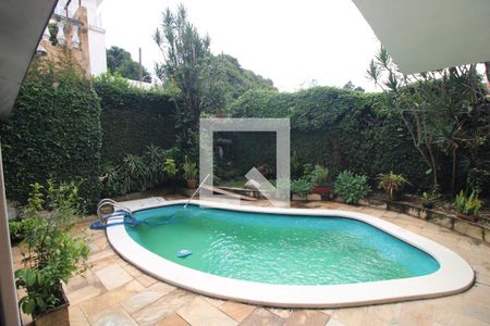 Casa à venda com 330m², 4 quartos e 4 vagasFundos da casa