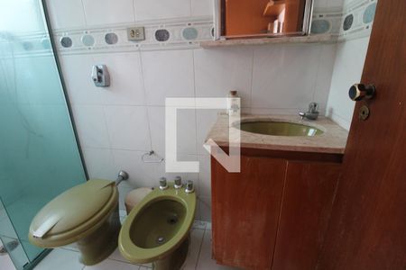 Casa à venda com 330m², 4 quartos e 4 vagasBanheiro da suíte 2