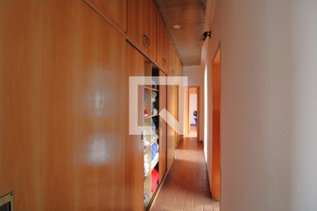 Casa à venda com 330m², 4 quartos e 4 vagasCorredor - armários