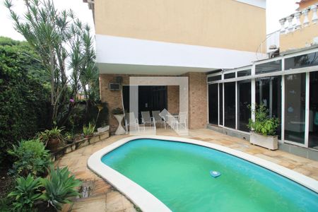 Casa à venda com 330m², 4 quartos e 4 vagasFundos da casa