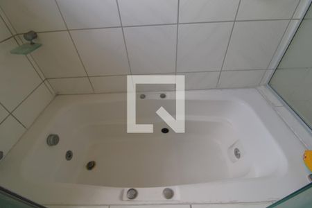 Casa à venda com 330m², 4 quartos e 4 vagasBanheira da suíte 1