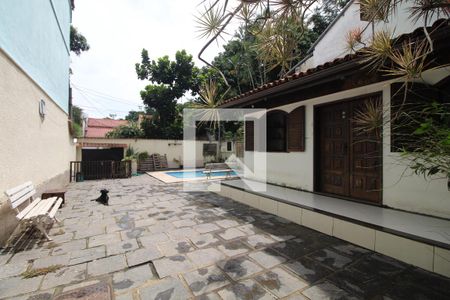 Casa de condomínio à venda com 299m², 3 quartos e 2 vagas Casa de condomínio à venda com 299m², 3 quartos e 2 vagasÁrea externa