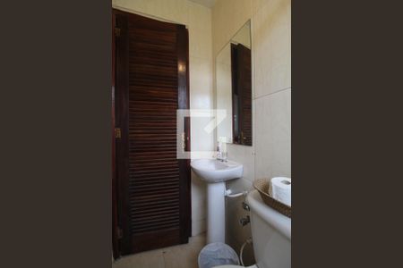 Casa de condomínio à venda com 299m², 3 quartos e 2 vagas Casa de condomínio à venda com 299m², 3 quartos e 2 vagasBanheiro de serviço