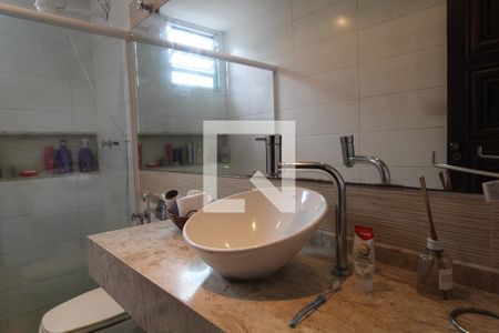 Casa de condomínio à venda com 299m², 3 quartos e 2 vagas Casa de condomínio à venda com 299m², 3 quartos e 2 vagasBanheiro Social 1