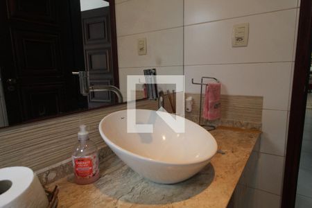 Casa de condomínio à venda com 299m², 3 quartos e 2 vagas Casa de condomínio à venda com 299m², 3 quartos e 2 vagasBanheiro Social 1