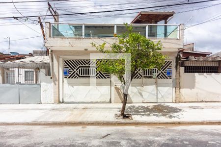 Casa à venda com 250m², 3 quartos e 2 vagas Casa à venda com 250m², 3 quartos e 2 vagasFachada