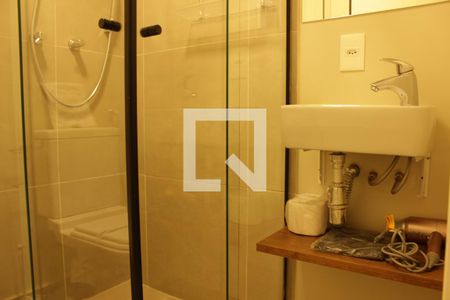 Banheiro de apartamento à venda com 1 quarto, 18m² em Pinheiros, São Paulo