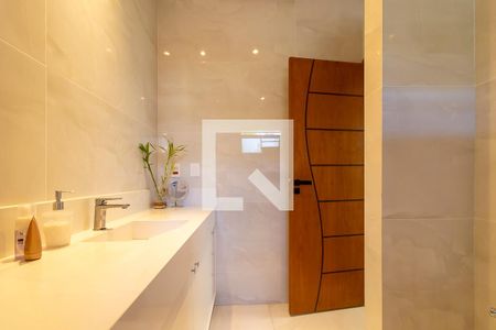 Casa de condomínio à venda com 304m², 3 quartos e 3 vagas Casa de condomínio à venda com 304m², 3 quartos e 3 vagasBanheiro da suíte 1