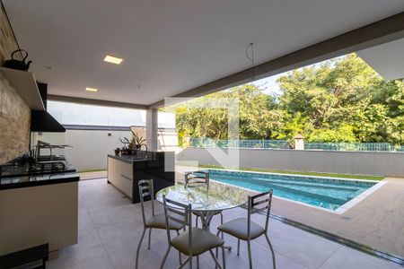 Casa de condomínio à venda com 304m², 3 quartos e 3 vagas Casa de condomínio à venda com 304m², 3 quartos e 3 vagasQuintal com piscina e espaço gourmet